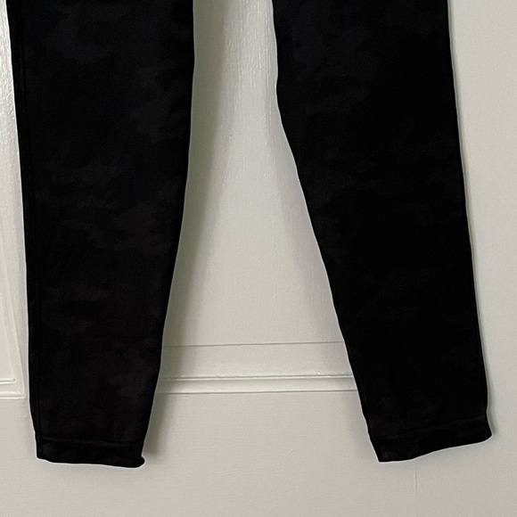 Spanx Look At Me Now Seamless Black Grey Camo Leggings Size Medium Athleisure - Picture 9 of 13